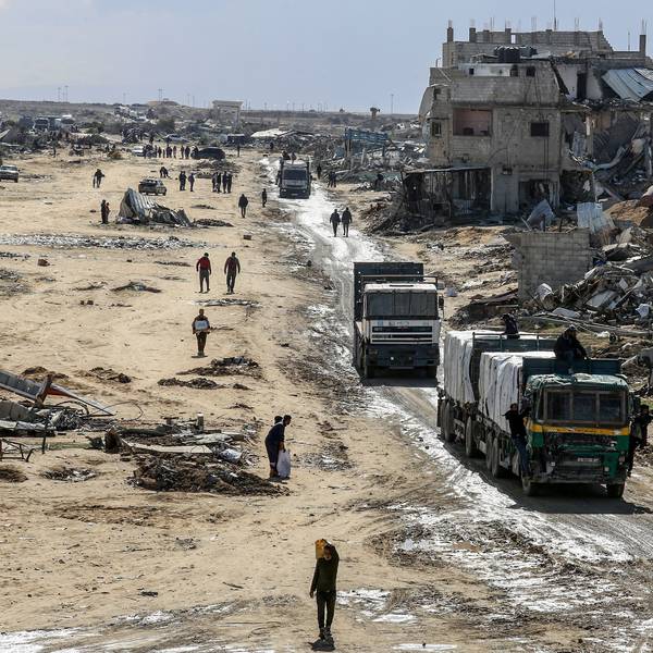 Lastwagen mit humanitärer Hilfe des Hilfswerks der Vereinten Nationen für Palästinaflüchtlinge im Nahen Osten (UNRWA) fahren in den Gazastreifen ein.
