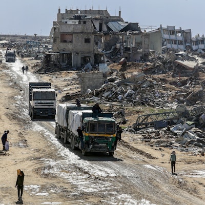 Lastwagen mit humanitärer Hilfe des Hilfswerks der Vereinten Nationen für Palästinaflüchtlinge im Nahen Osten (UNRWA) fahren in den Gazastreifen ein.