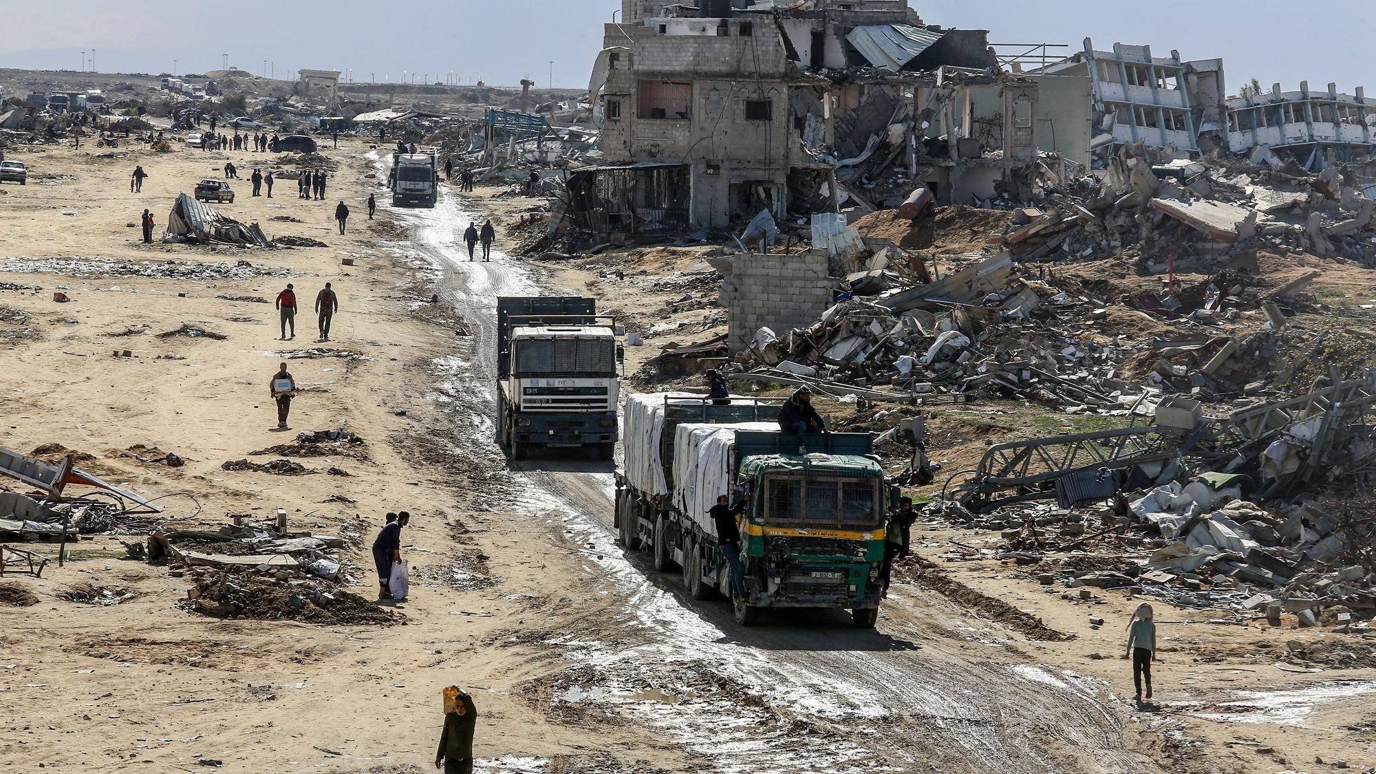 Lastwagen mit humanitärer Hilfe des Hilfswerks der Vereinten Nationen für Palästinaflüchtlinge im Nahen Osten (UNRWA) fahren in den Gazastreifen ein.