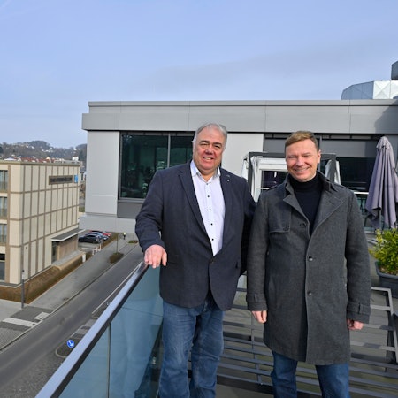 Zwei Männer stehen auf der Dachterrasse einer Skybar in Gummersbach.