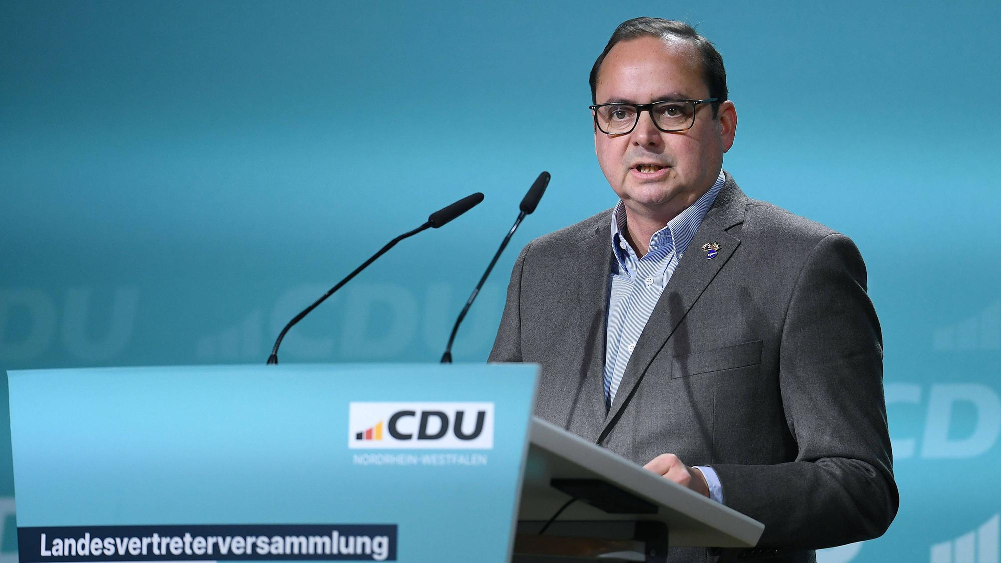 Thomas Kufen spricht an einem Pult mit CDU-Logo.