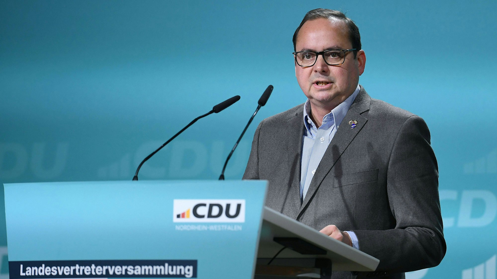 Thomas Kufen spricht an einem Pult mit CDU-Logo.