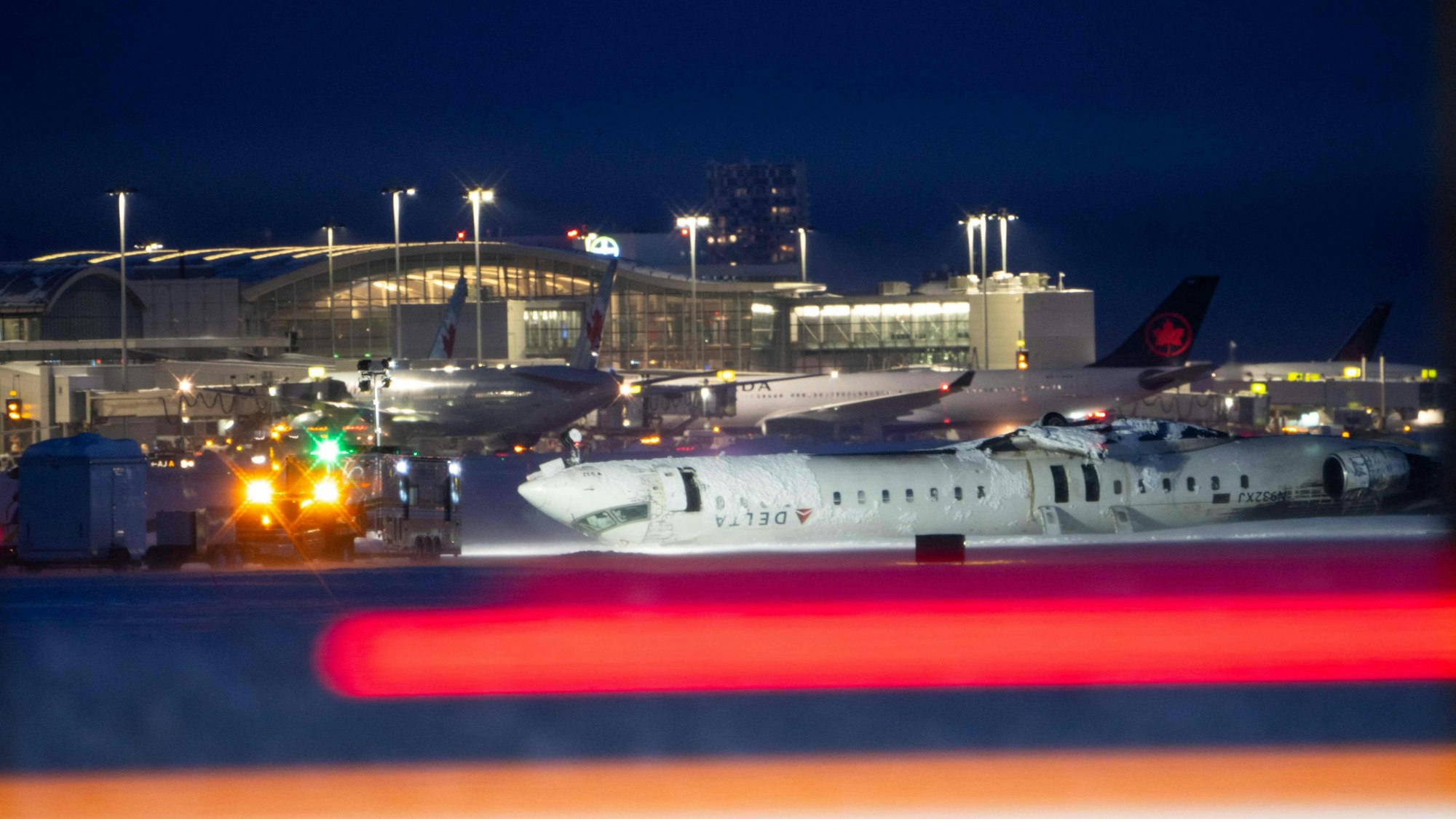 Die Bombardier-Maschine vom Typ CRJ-900 von Delta Airlines hat sich nach der Landung überschlagen.