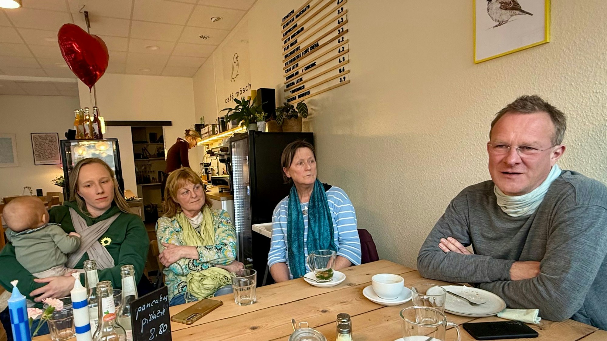 Der Bundestagsabgeordnete Maik Aussendorf (Grüne) sitzt im Café Mösch.