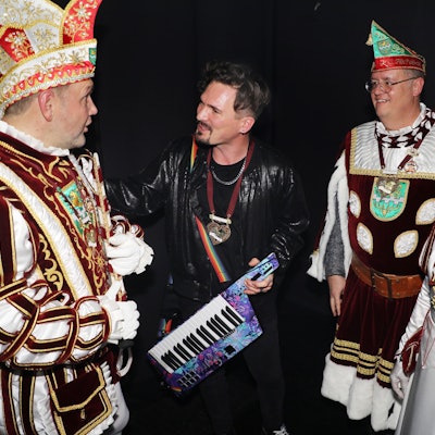 „Cat Ballou“-Keyboarder Dominik Schönenborn begrüßt Prinz Christian I., Bauer Michael und Jungfrau Steffi hinter der Bühne im Bergisch Gladbacher Bürgerhaus Bergischer Löwe.