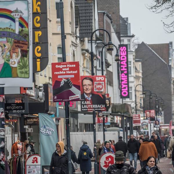 Wahlplakate in der Wiesdorfer Fußgängerzone.
