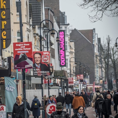 Wahlplakate in der Wiesdorfer Fußgängerzone.