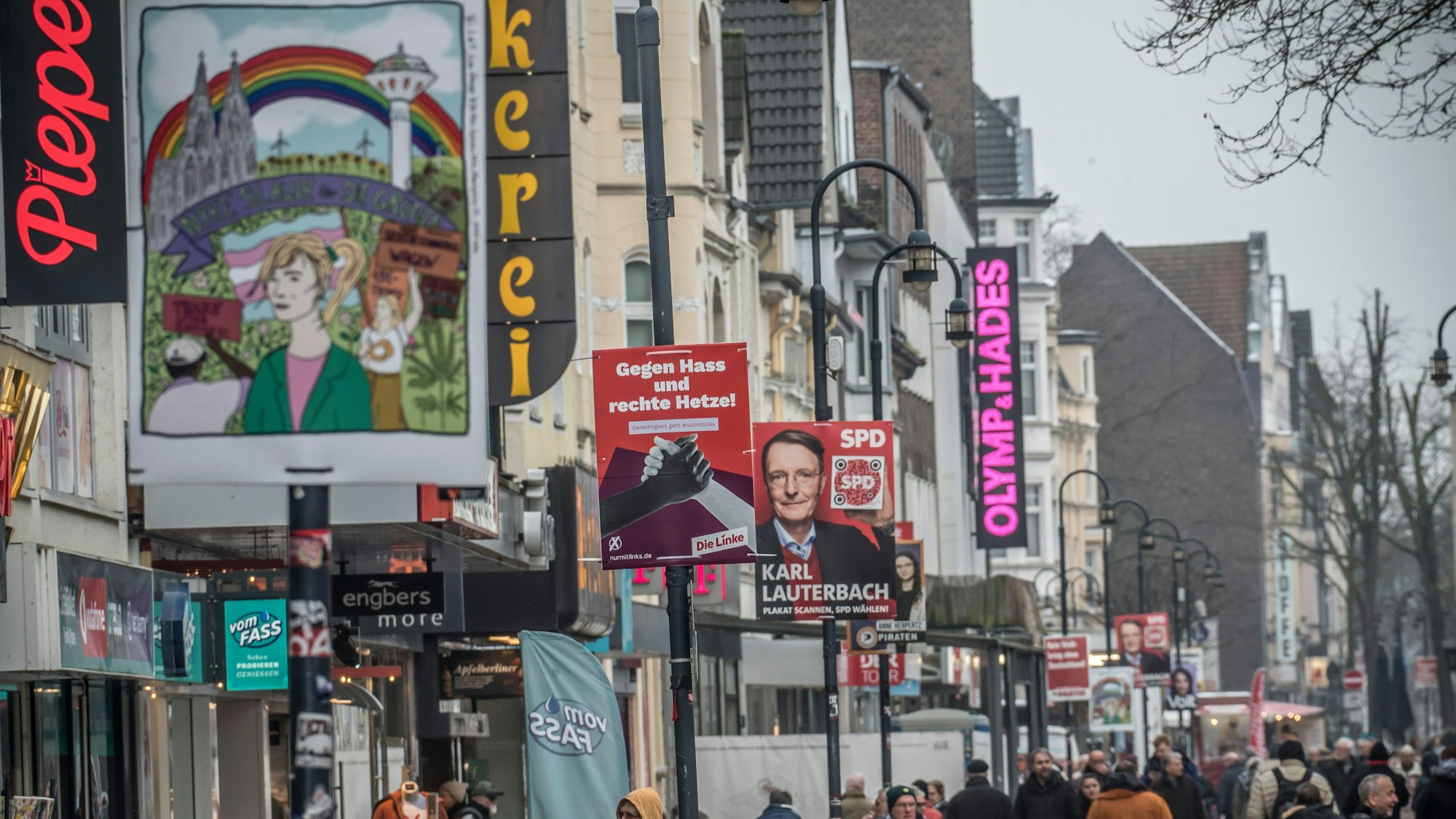 Wahlplakate in der Wiesdorfer Fußgängerzone.