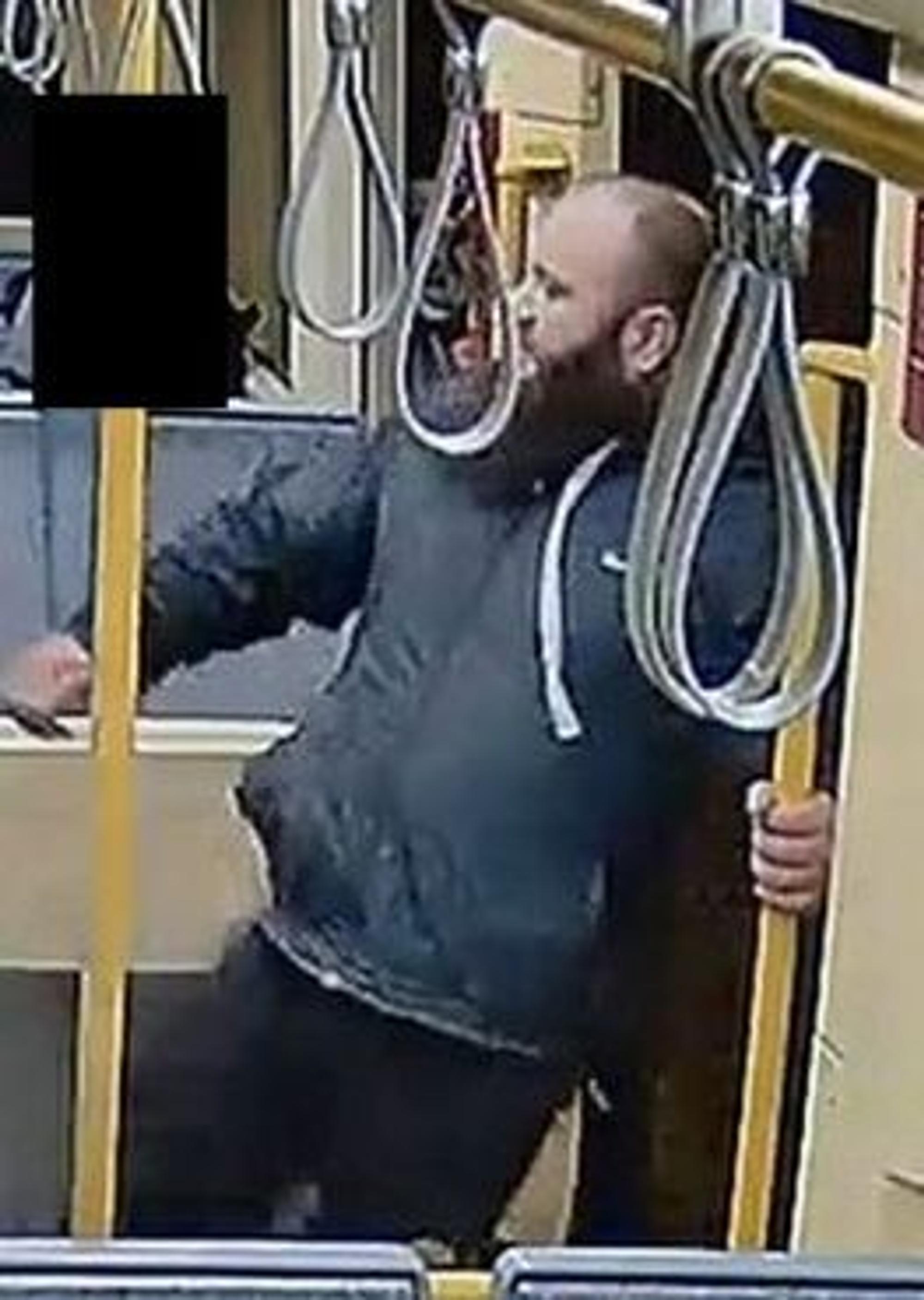 Der Gesuchte soll im November 2024 einen 44-Jährigen ausländerfeindlich attackiert haben.