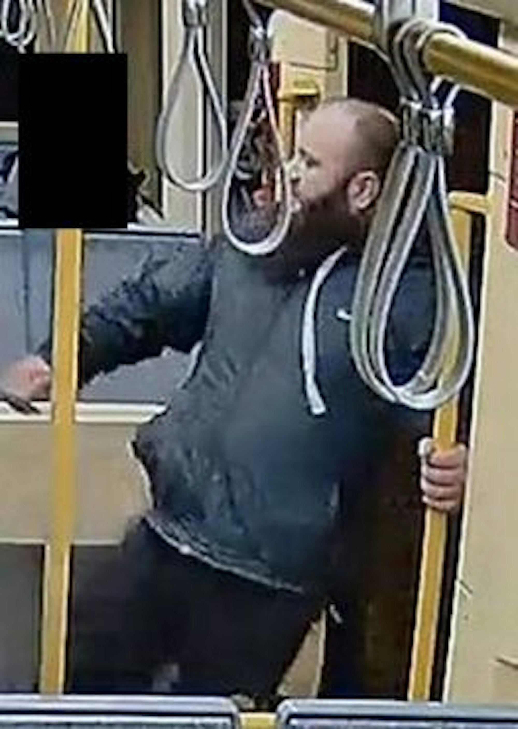 Der Gesuchte soll im November 2024 einen 44-Jährigen ausländerfeindlich attackiert haben.