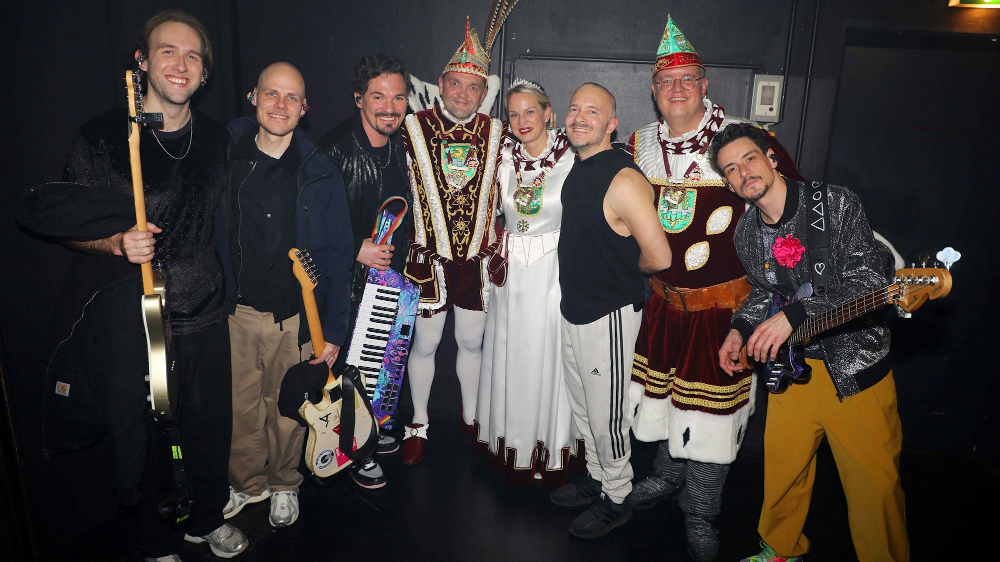Die Musiker von Cat Ballou stehen mit dem Bergisch Gladbacher Dreigestirn hinter der Bühne des Bergischen Löwen.
