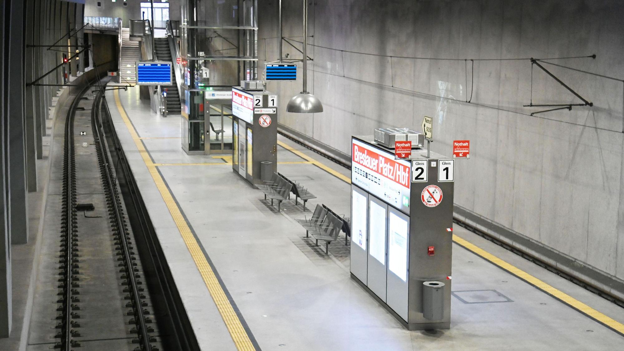 07.02.2025 Köln. Aufgrund des Warnstreiks im Öffentlichen Personennahverkehr (ÖPNV-Warnstreik) fahren ganztägig weder Busse noch Stadtbahnen der Kölner Verkehrsbetriebe (KVB). Breslauer Platz. Foto: Alexander Schwaiger