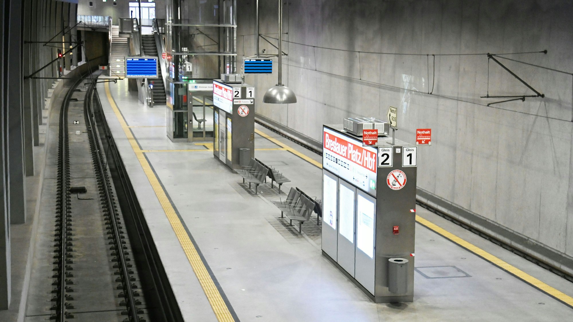 07.02.2025 Köln. Aufgrund des Warnstreiks im Öffentlichen Personennahverkehr (ÖPNV-Warnstreik) fahren ganztägig weder Busse noch Stadtbahnen der Kölner Verkehrsbetriebe (KVB). Breslauer Platz. Foto: Alexander Schwaiger