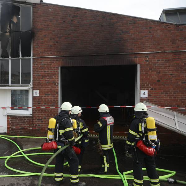 20.02.2025, Köln: Bei einer Explosion in einer Werkstatt in Rodenkirchen ist ein Mann schwer verletz aus den Trümmern gerettet. Foto: Arton Krasniqi