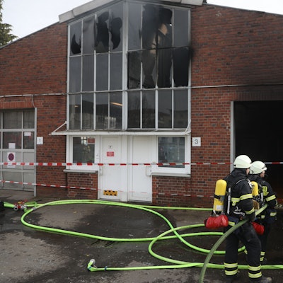 20.02.2025, Köln: Bei einer Explosion in einer Werkstatt in Rodenkirchen ist ein Mann schwer verletz aus den Trümmern gerettet. Foto: Arton Krasniqi