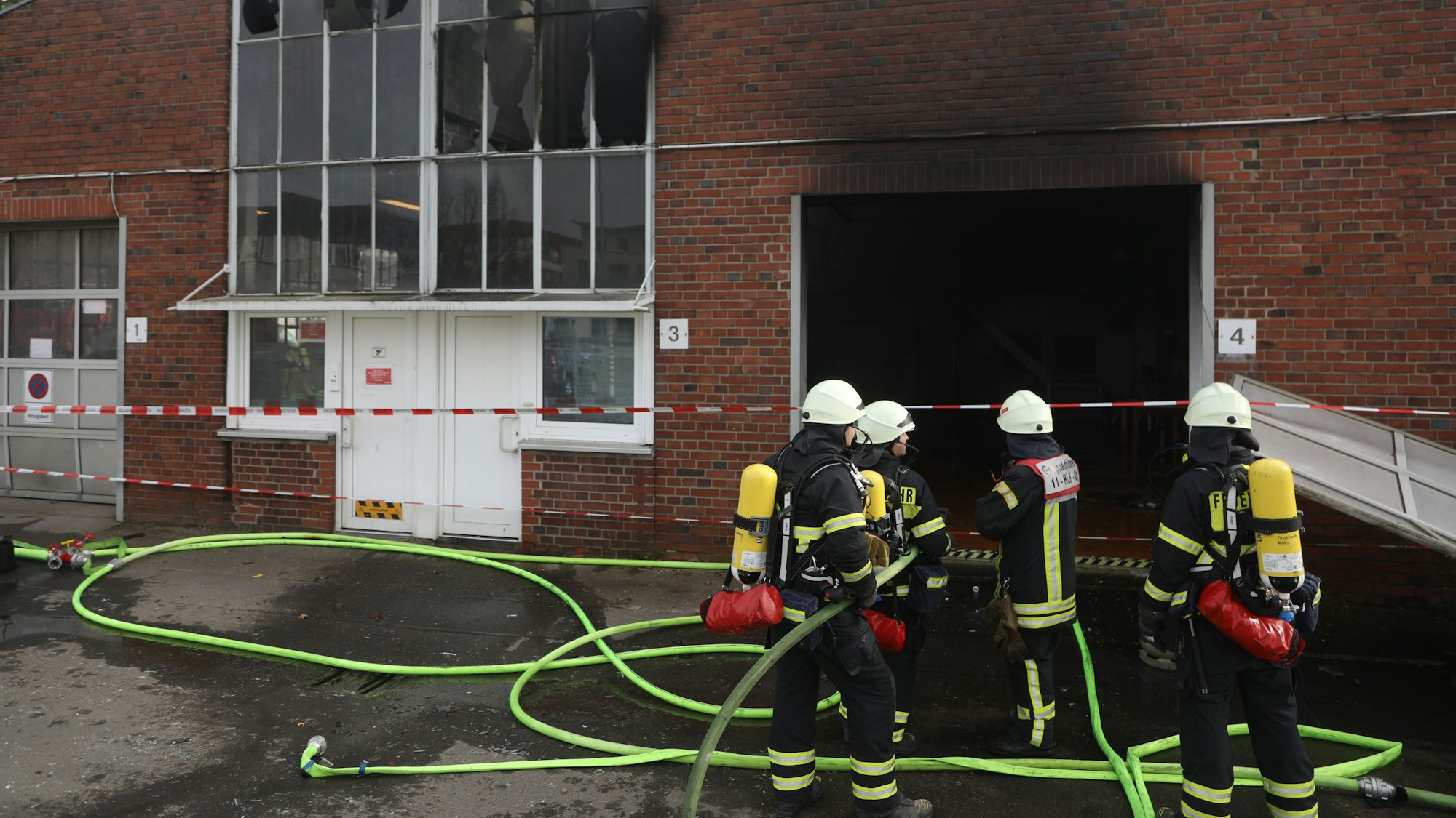 20.02.2025, Köln: Bei einer Explosion in einer Werkstatt in Rodenkirchen ist ein Mann schwer verletz aus den Trümmern gerettet. Foto: Arton Krasniqi