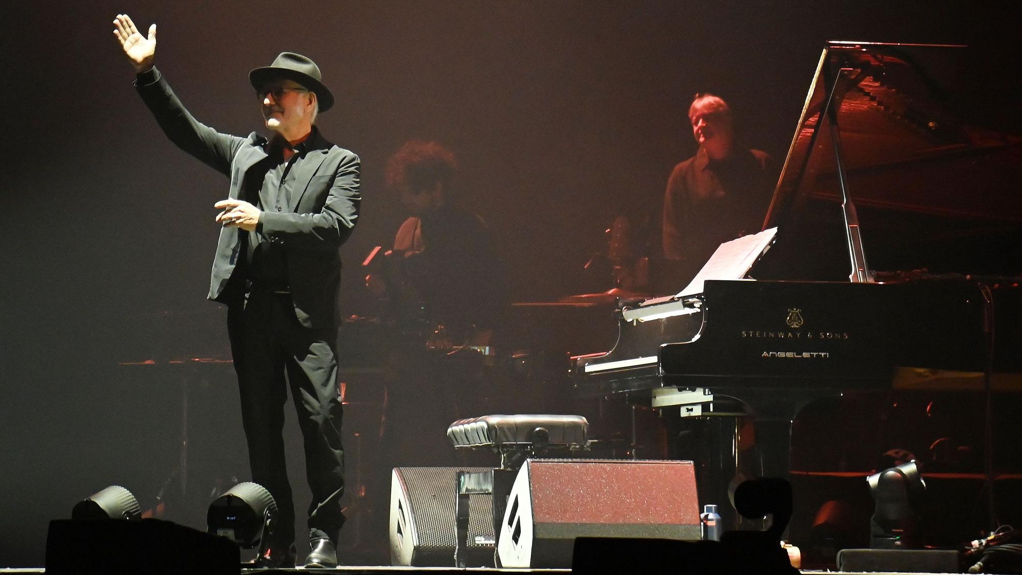 19.02.2025 Köln. Neo-Klassik-Star Ludovico Einaudi grüßt in der Lanxess-Arena das Publikum