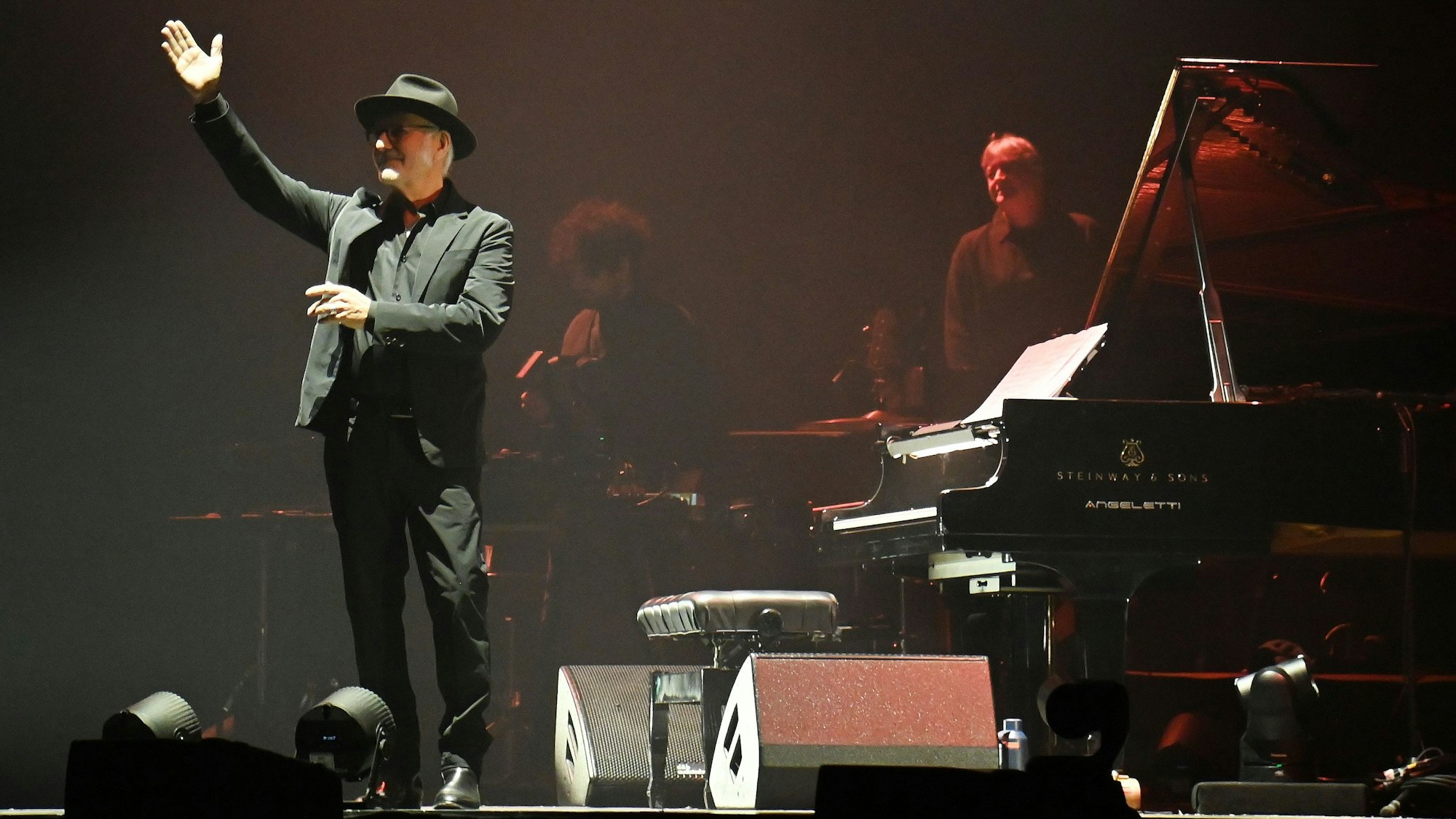 19.02.2025 Köln. Neo-Klassik-Star Ludovico Einaudi grüßt in der Lanxess-Arena das Publikum