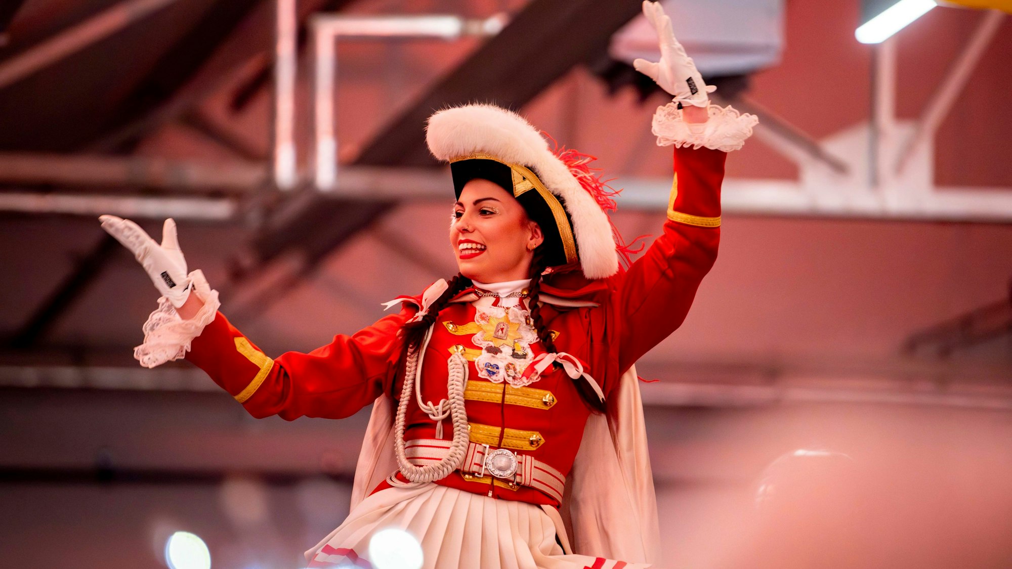 Das Lied zeigt Lena Weiß als Tanzmariechen bei der Damensitzung in Euskirchen.