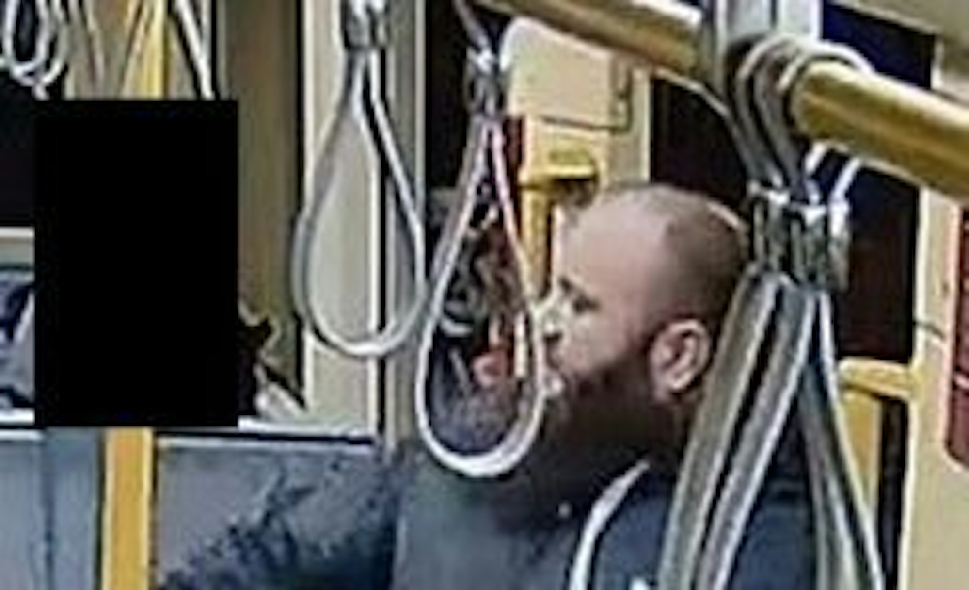 Der Tatverdächtige wird gesucht, weil er einen Mann aus Guinea getreten und geschlagen haben soll.