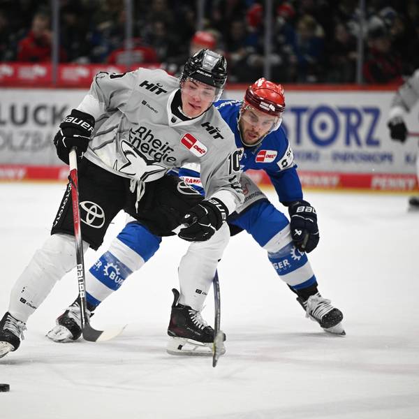 Justin Schütz von den Haien im Duell mit Sebastian Uvira von den Schwenninger Wild Wings.