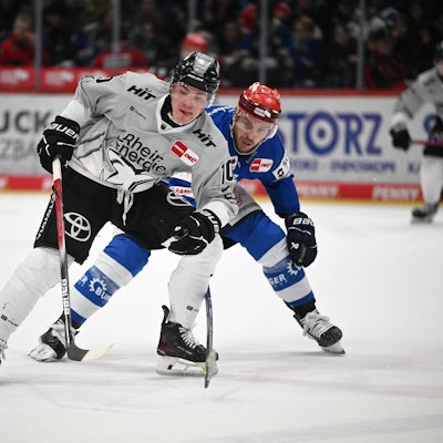 Justin Schütz von den Haien im Duell mit Sebastian Uvira von den Schwenninger Wild Wings.