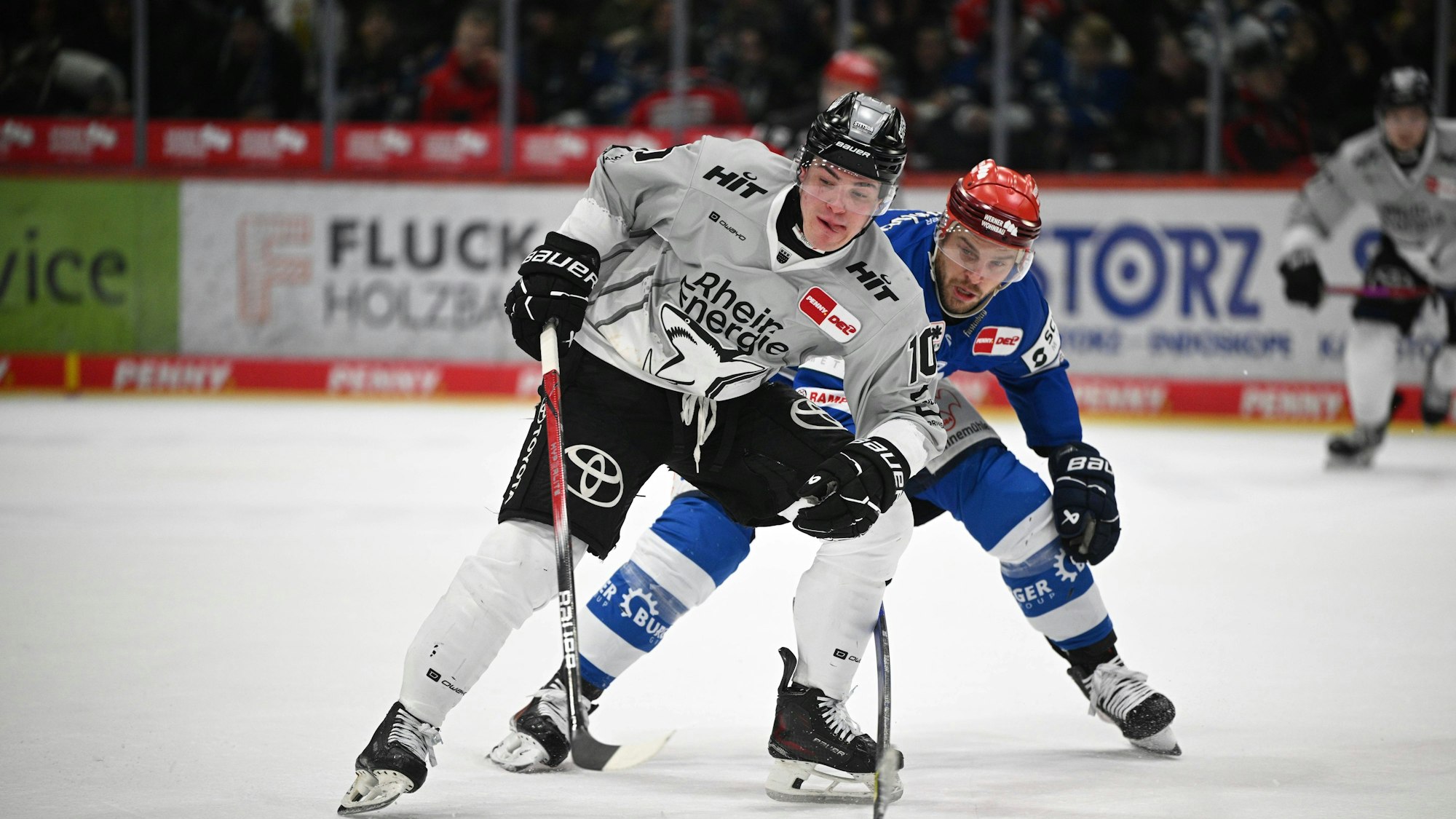 Justin Schütz von den Haien im Duell mit Sebastian Uvira von den Schwenninger Wild Wings.