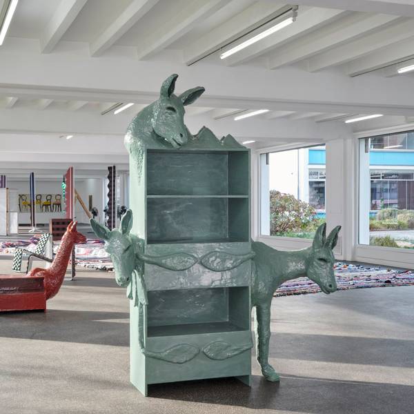 Blick in die Ausstellung Super-Möbel mit Gestell von Nuri Koerfer im Vordergrund