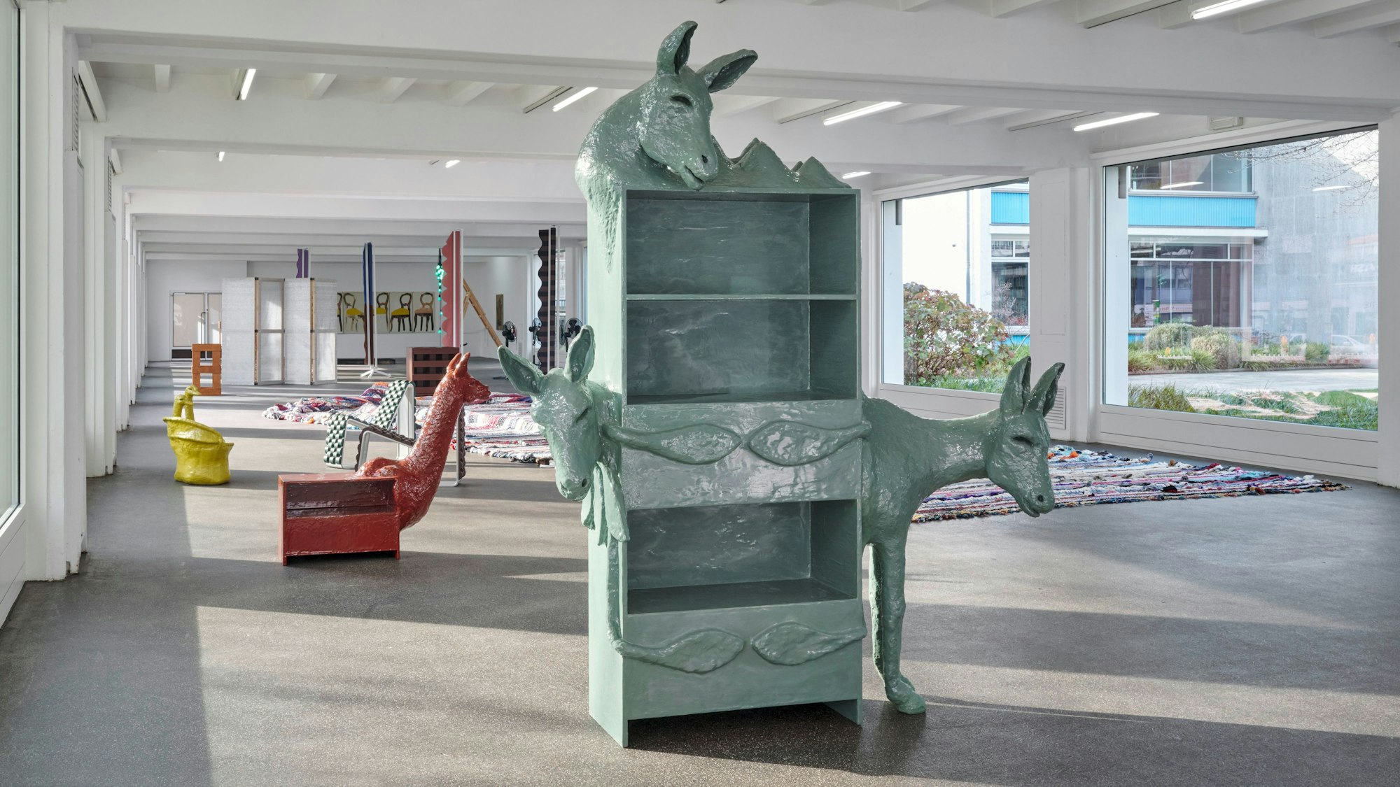 Blick in die Ausstellung Super-Möbel mit Gestell von Nuri Koerfer im Vordergrund