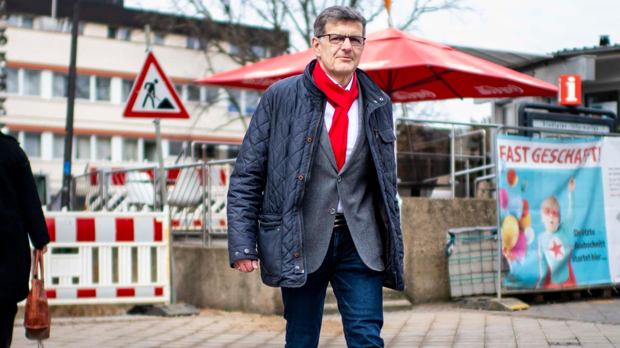 Michael Höllmann geht durch die Innenstadt von Euskirchen.