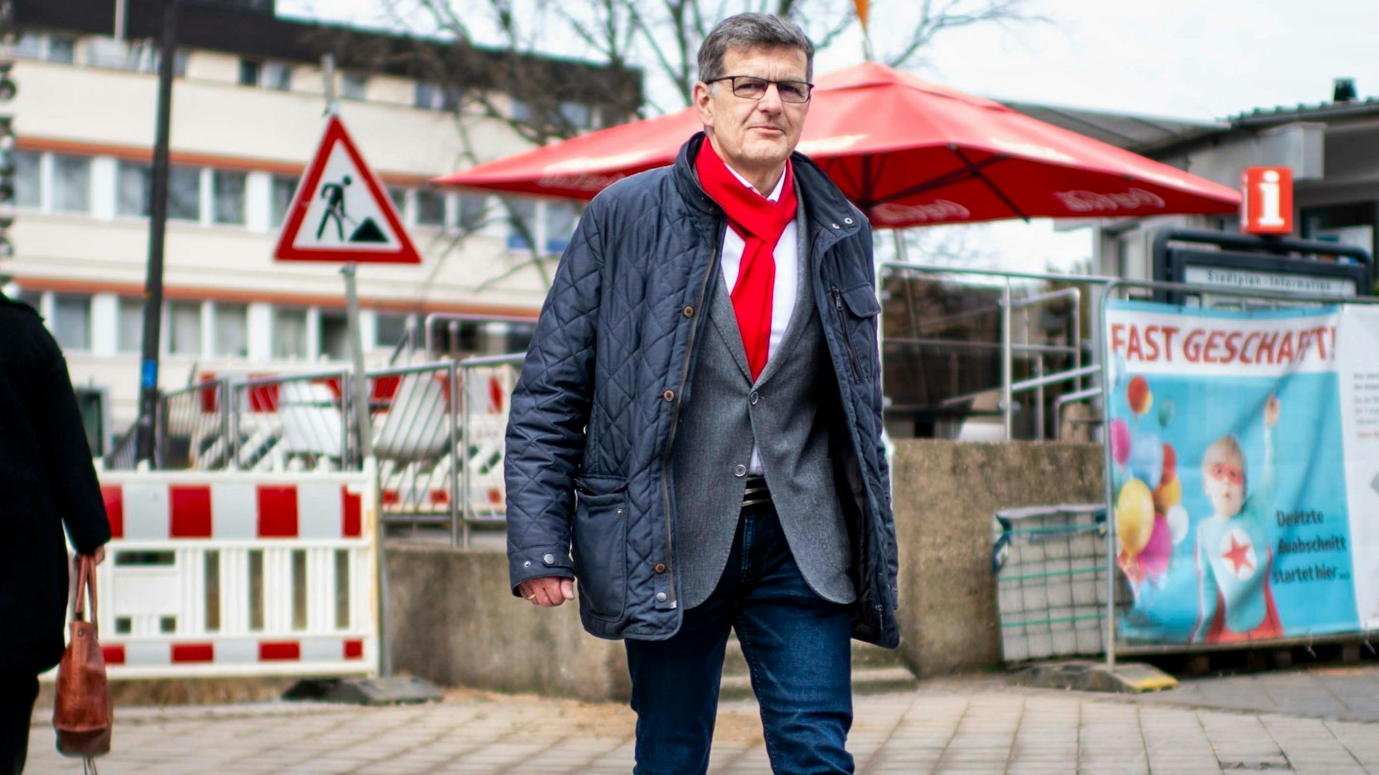 Michael Höllmann geht durch die Innenstadt von Euskirchen.