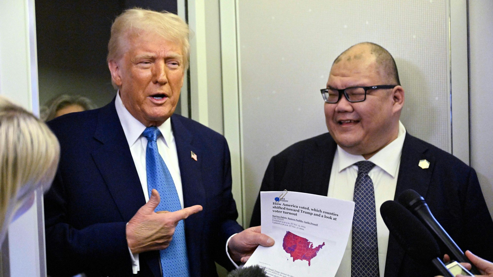 Donald Trump beantwortet die Fragen der Journalisten in der Air Force One.