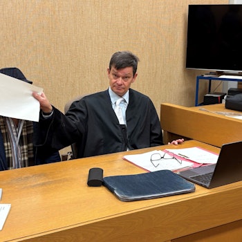 Der beschuldigte Senior mit seinem Verteidiger beim Prozess im Kölner Amtsgericht.