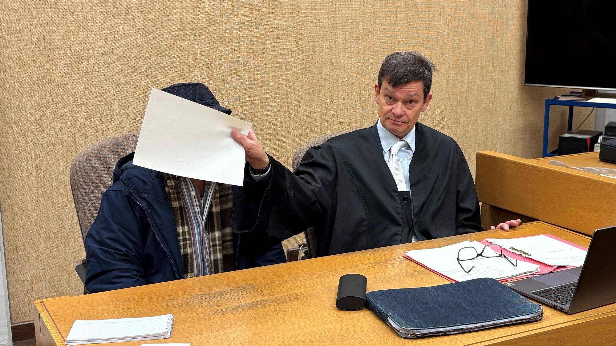 Der beschuldigte Senior mit seinem Verteidiger beim Prozess im Kölner Amtsgericht.