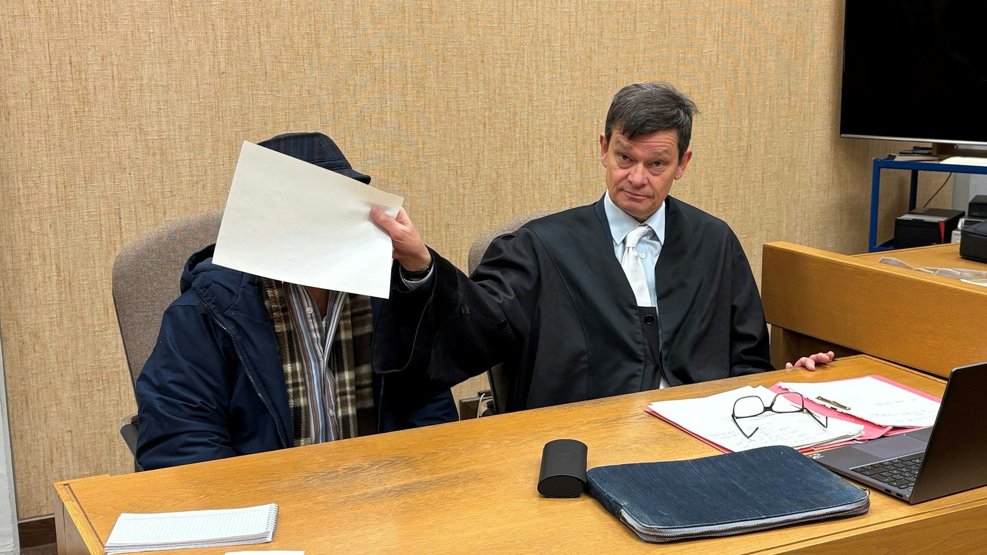 Der beschuldigte Senior mit seinem Verteidiger beim Prozess im Kölner Amtsgericht.