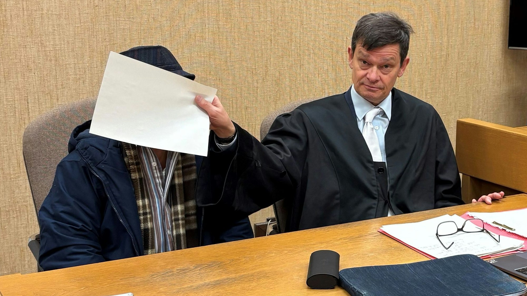 Der beschuldigte Senior mit seinem Verteidiger beim Prozess im Kölner Amtsgericht.