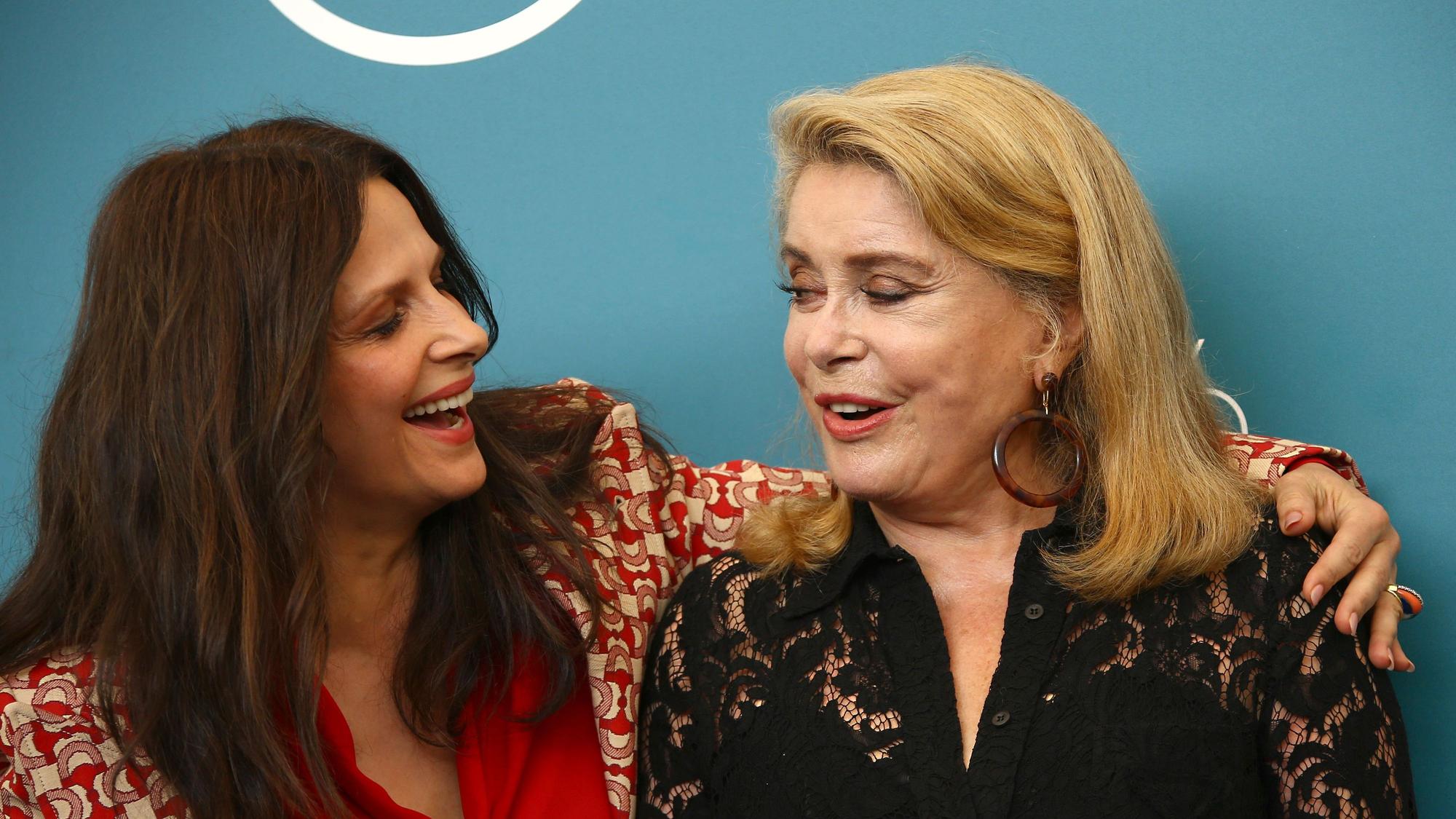 Juliette Binoche (l) und Catherine Deneuve stehen für Fotografen beim Fotocall für den Film „La vérité (The Truth)“ bei den 76. Internationalen Filmfestspielen Venedig