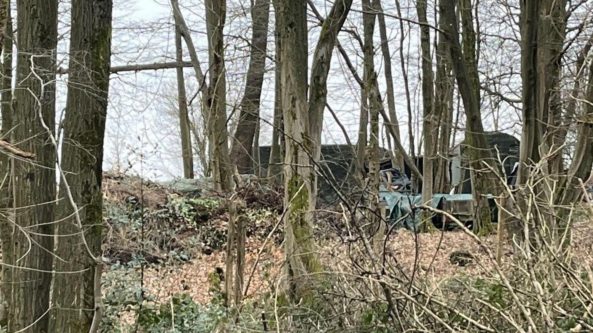Ein Wohnwagen mitten in einem Wald.