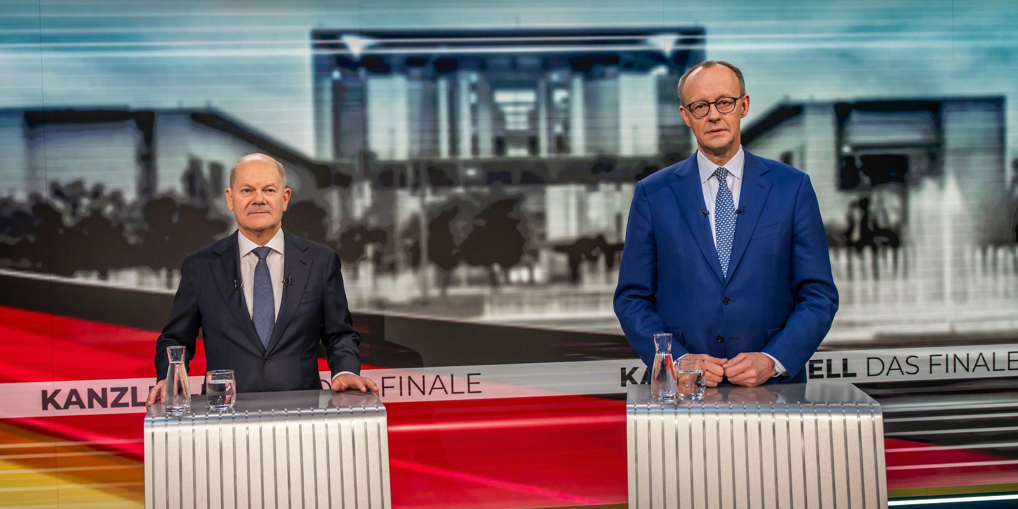 19.02.2025, Berlin: ACHTUNG SPERRFRIST ZUR VERÖFFENTLICHUNG 19.02.2025. 20:15 UHR CET. Bundeskanzler Olaf Scholz (l, SPD) steht neben Friedrich Merz, Unions Kanzlerkandidat und CDU Bundesvorsitzender, beim letzten TV-Duell vor der Bundestagswahl bei Welt TV und Bild. Das Gespräch wird nachmittags "Live on Tape aufgezeichnet und abends ausgestrahlt. Foto: Michael Kappeler/dpa-Pool/dpa +++ dpa-Bildfunk +++