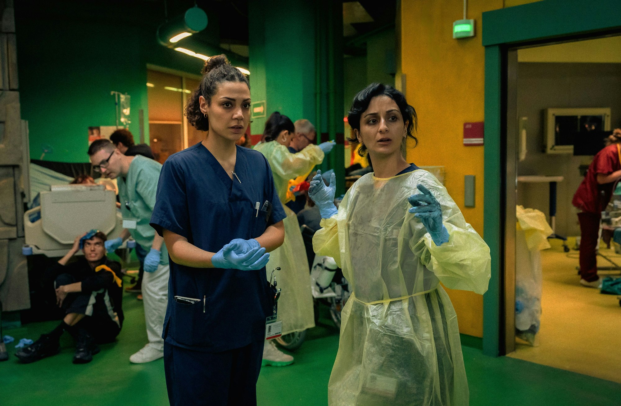 Haley Louise Jones (l.) als Dr. Zanna Parker in der Serie „Krank Berlin“