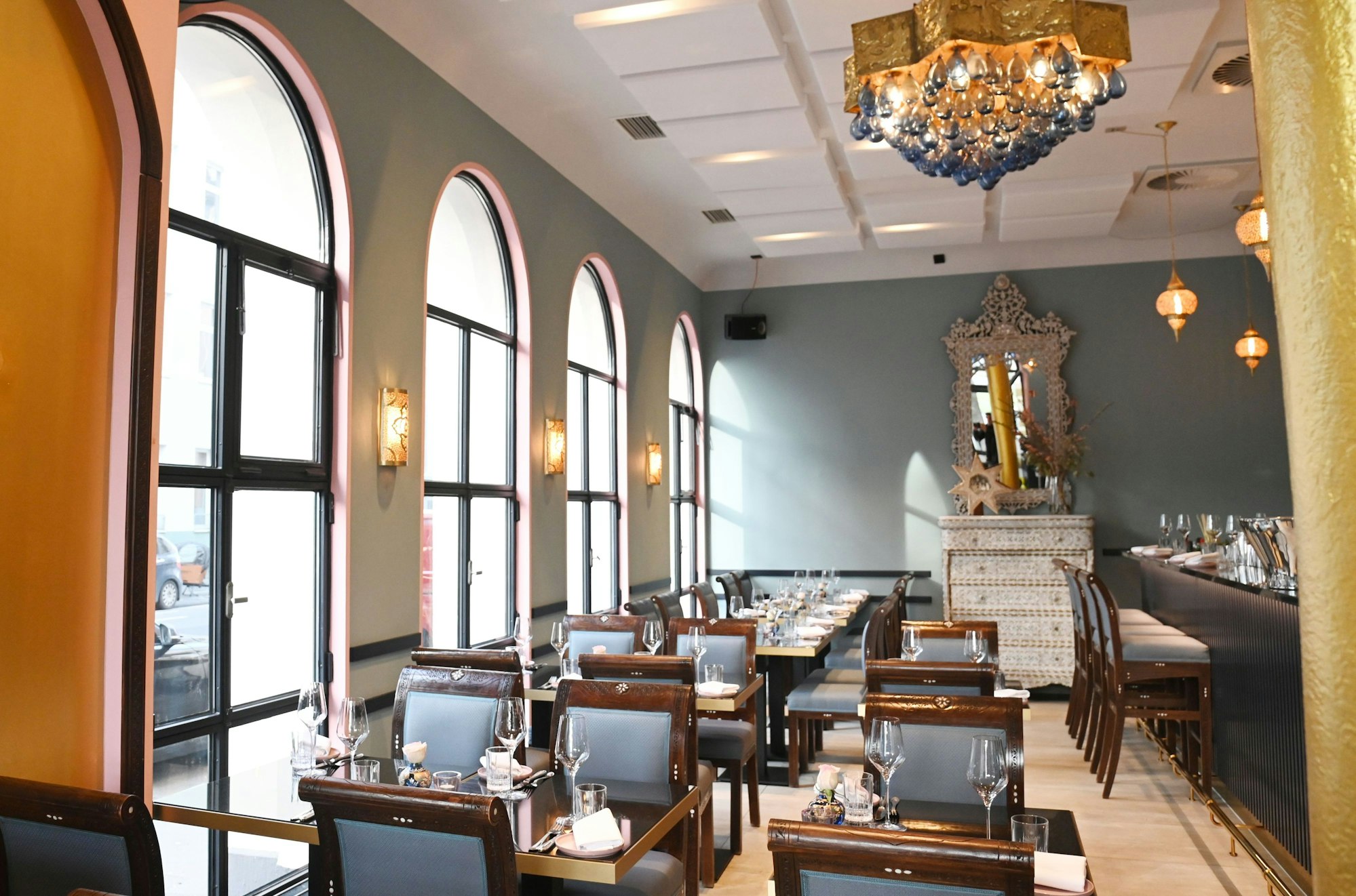 19.02.2025 Köln. Gastro-Kolumne „Schmeckts Frau Floß?“ im Restaurant Al Salam. Der Chef heißt Mohammad Nazzal, das Gericht nennt sich Daher Kharouf. Foto: Alexander Schwaiger