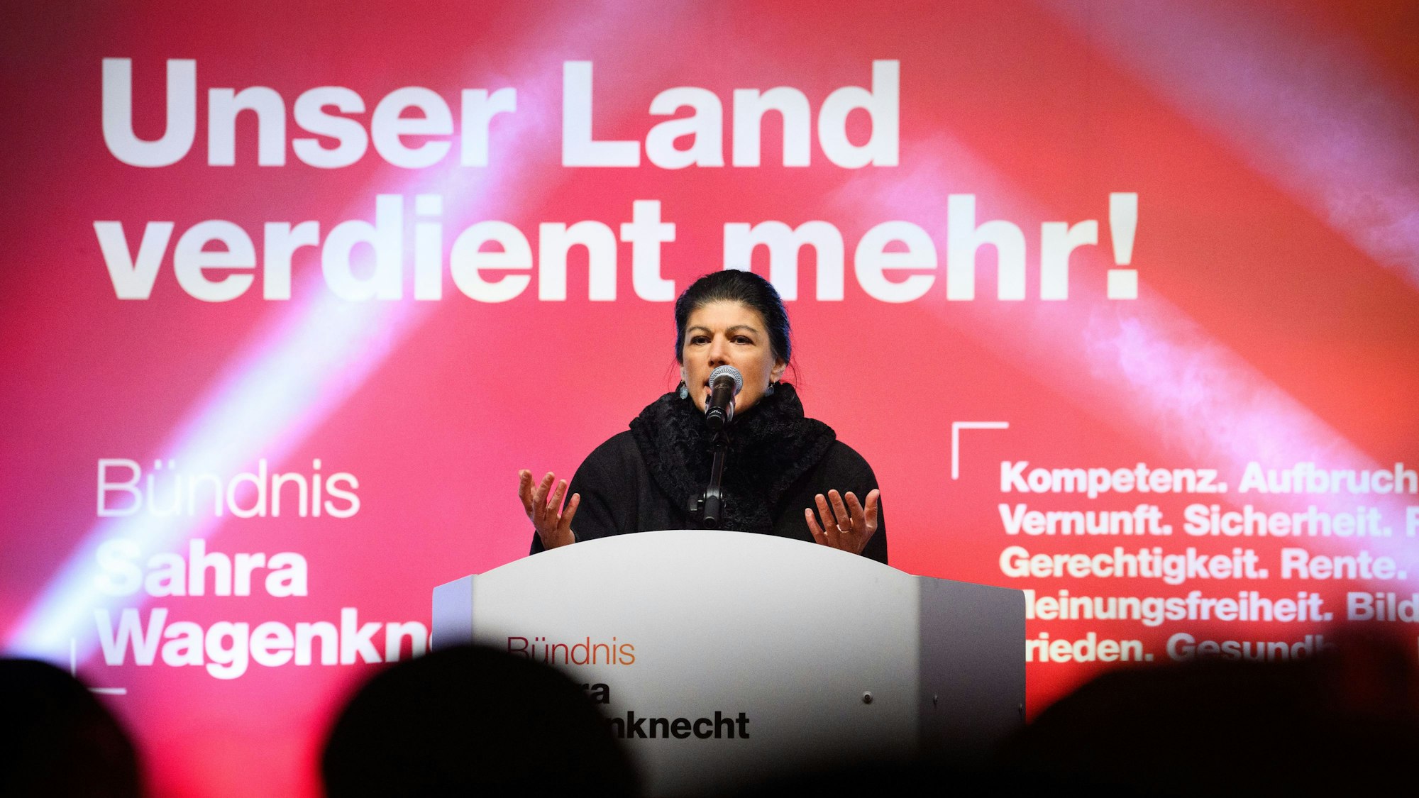 Sahra Wagenknecht, Parteivorsitzende des BSW, spricht bei einer Wahlkampfveranstaltung vom Bündnis Sahra Wagenknecht (BSW) auf dem Platz des 18. März vor dem Brandenburger Tor.