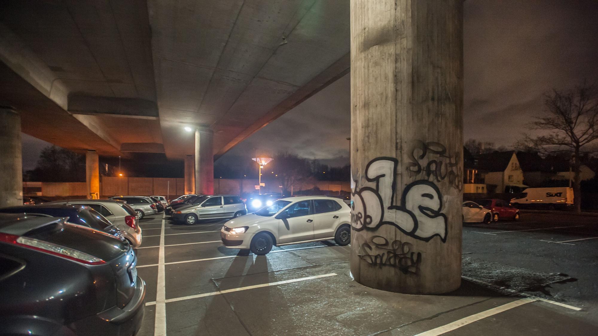 Parken unter der Stelzenautobahn