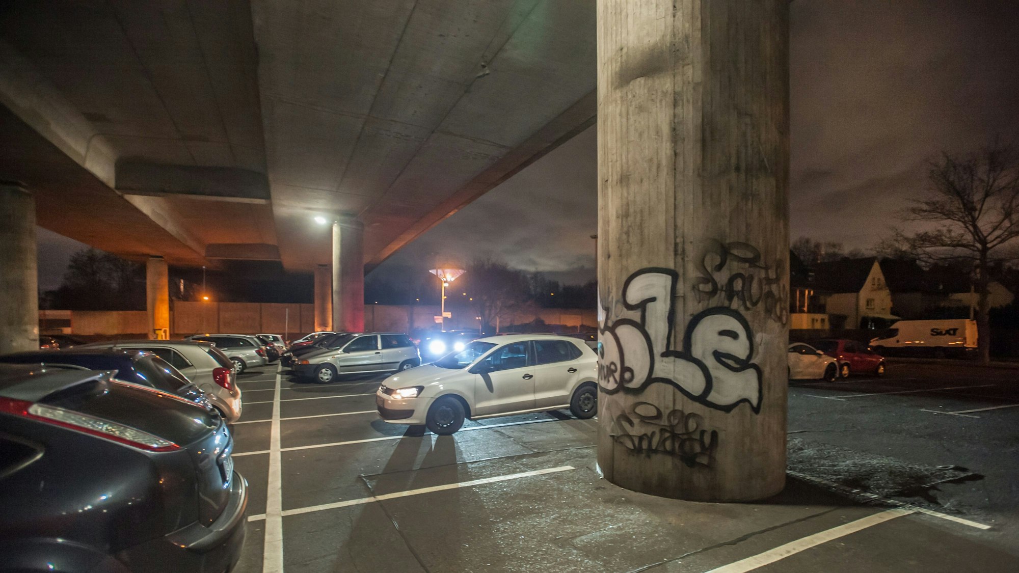 Parken unter der Stelzenautobahn
