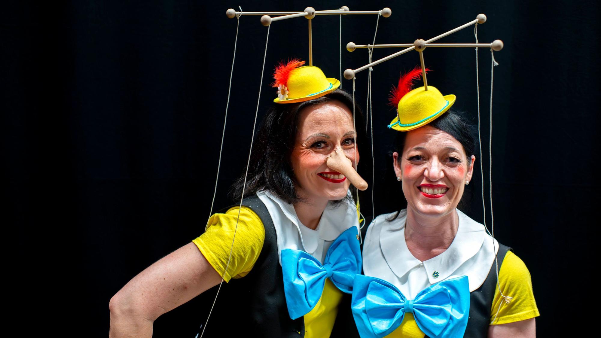 Das Bild zeigt die beiden Frauen als Pinocchio verkleidet.