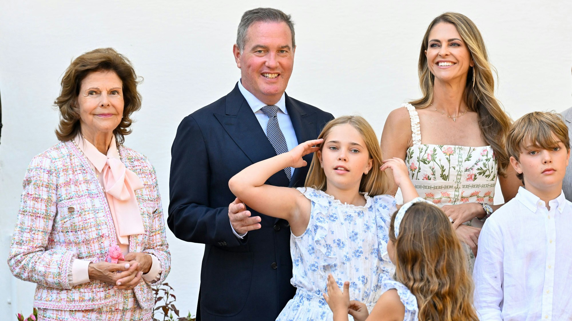 Die schwedischen Royals posieren für die Fotografen.