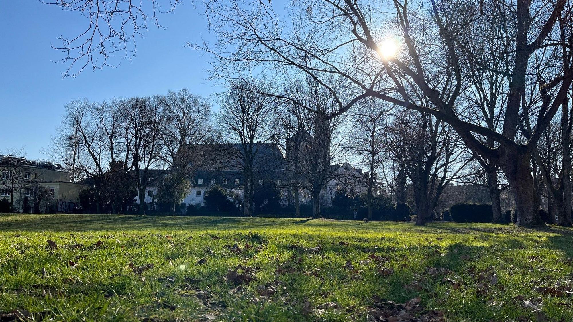 Der Max-Dietlein-Park mit der Kirche Sankt Pantaleon im Hintergrund.