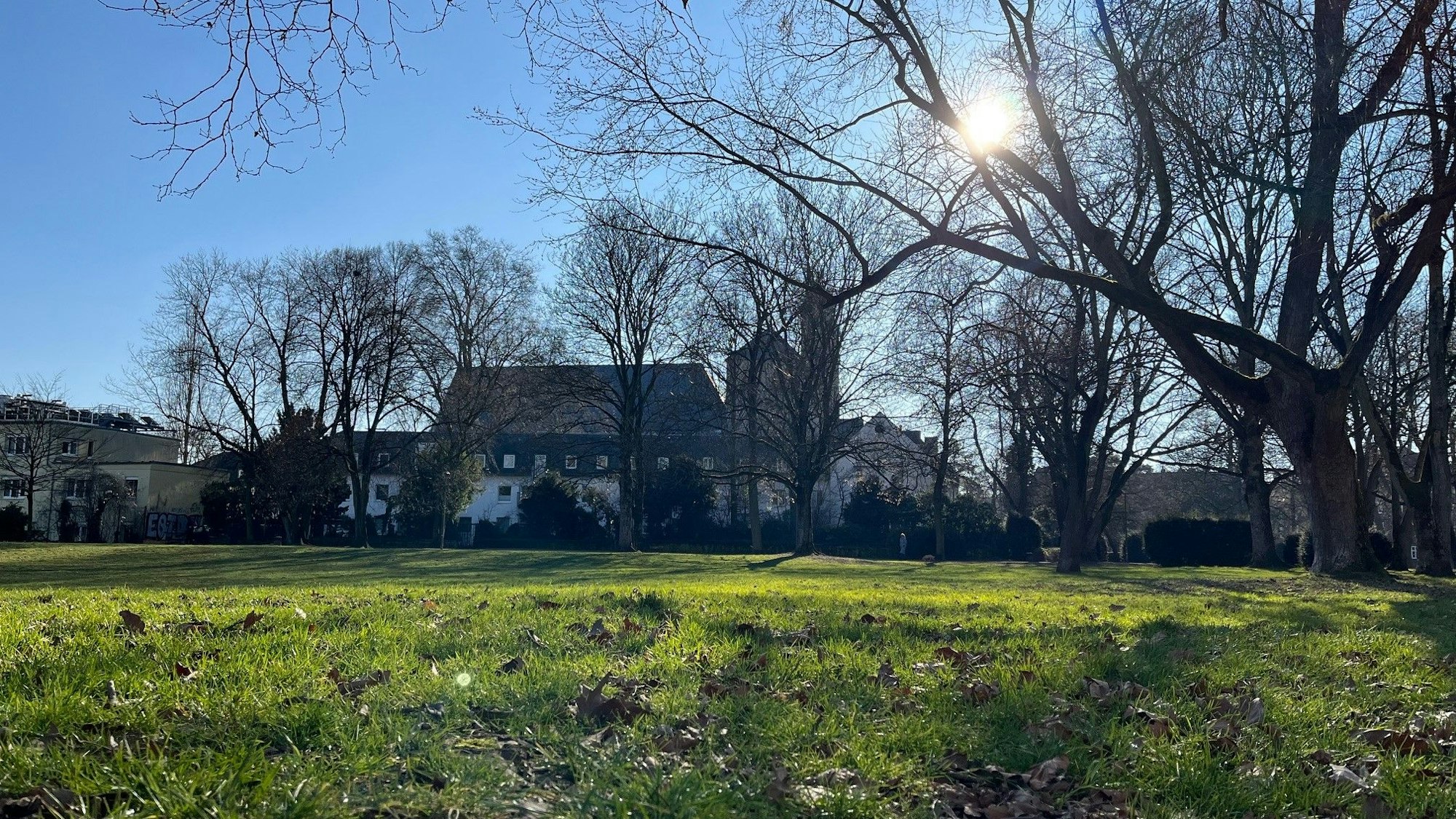 Der Max-Dietlein-Park mit der Kirche Sankt Pantaleon im Hintergrund.