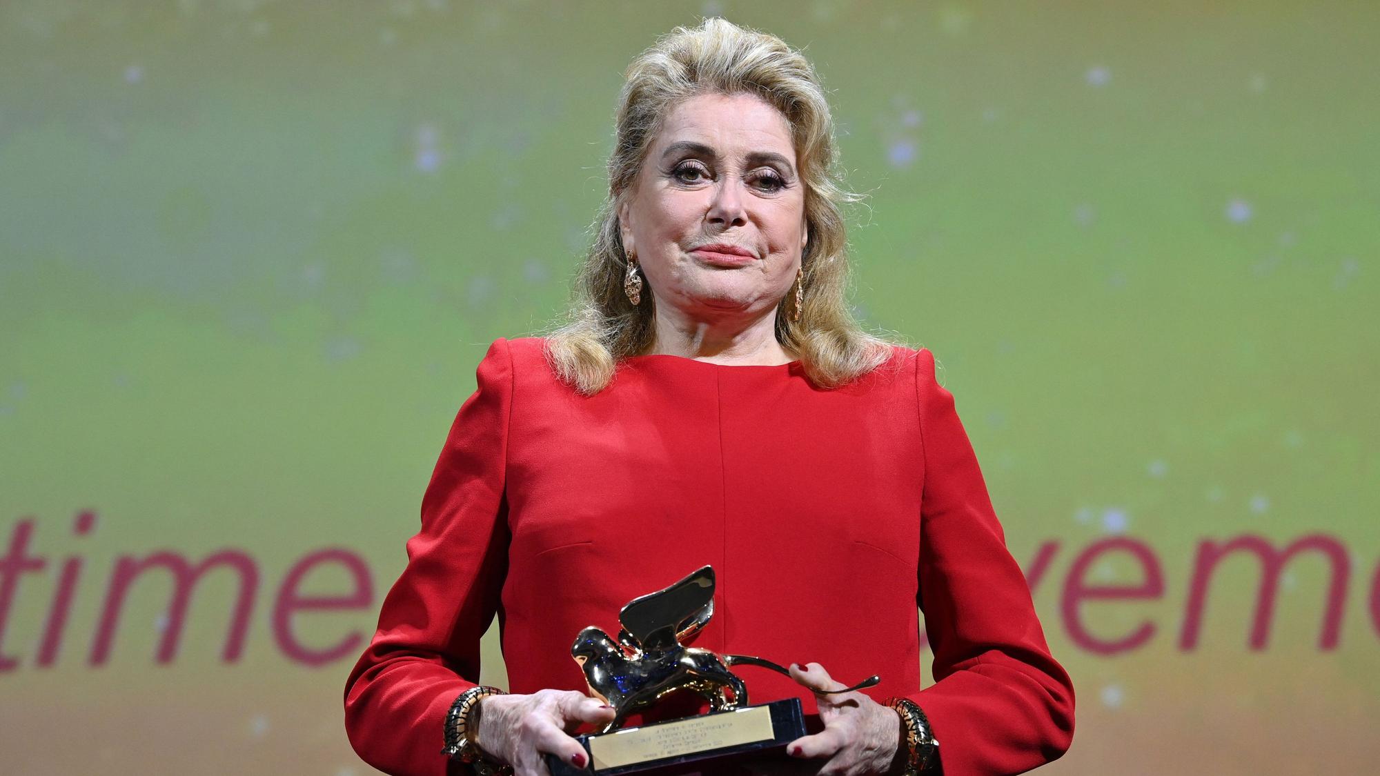 Catherine Deneuve mit dem Goldenen Löwen der Filmfestspiele von Venedig 2022 für ihr Lebenswerk.
