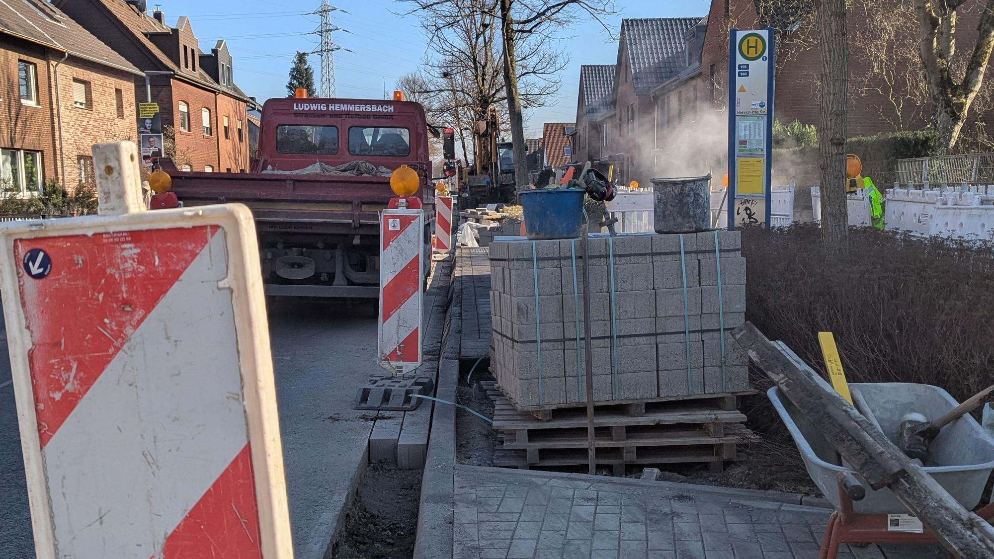 Das Bild zeigt eine Baustelle.